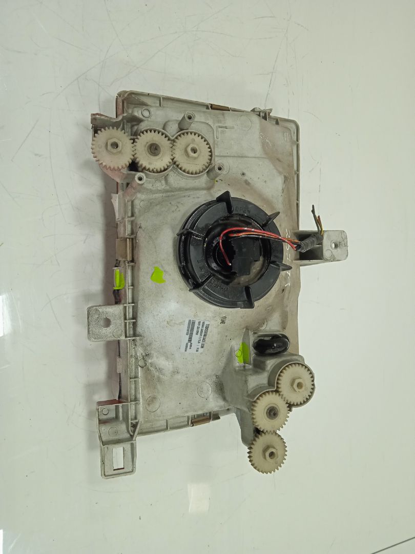 Faro izquierdo nissan  no identificado