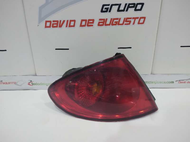 Piloto trasero izquierdo no identificado