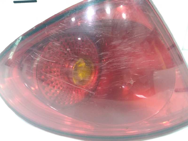 Piloto trasero izquierdo no identificado