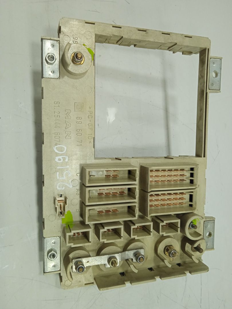 Caja reles / fusibles man tgm 18.xxx 18.280  fg c (compact)