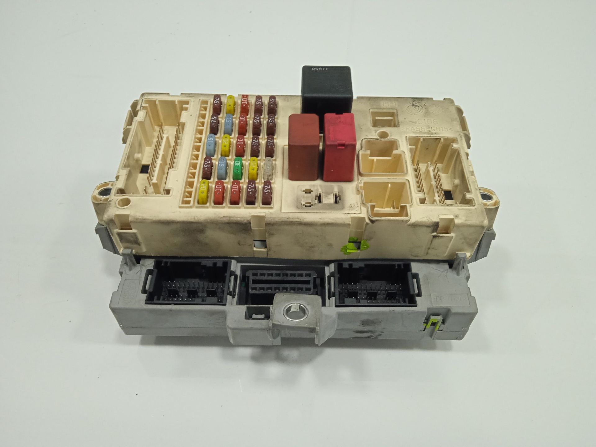 Caja reles / fusibles   no identificado