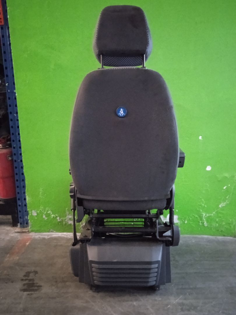 Asiento delantero izquierdo   no identificado