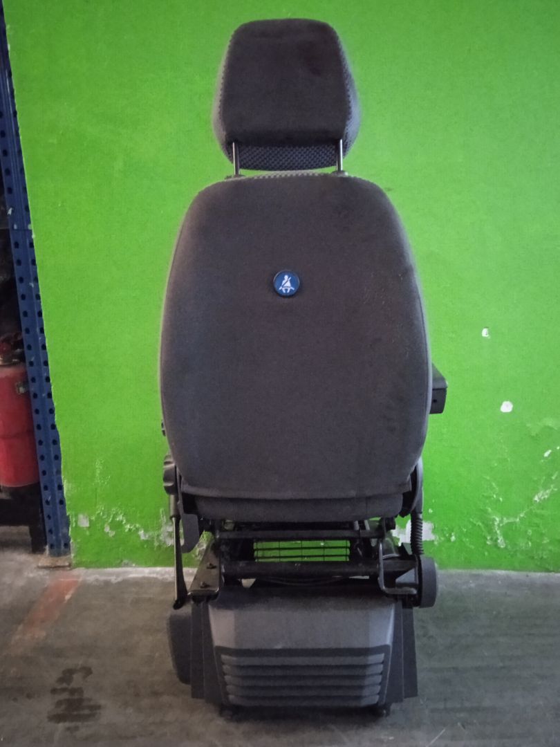 Asiento delantero izquierdo   no identificado
