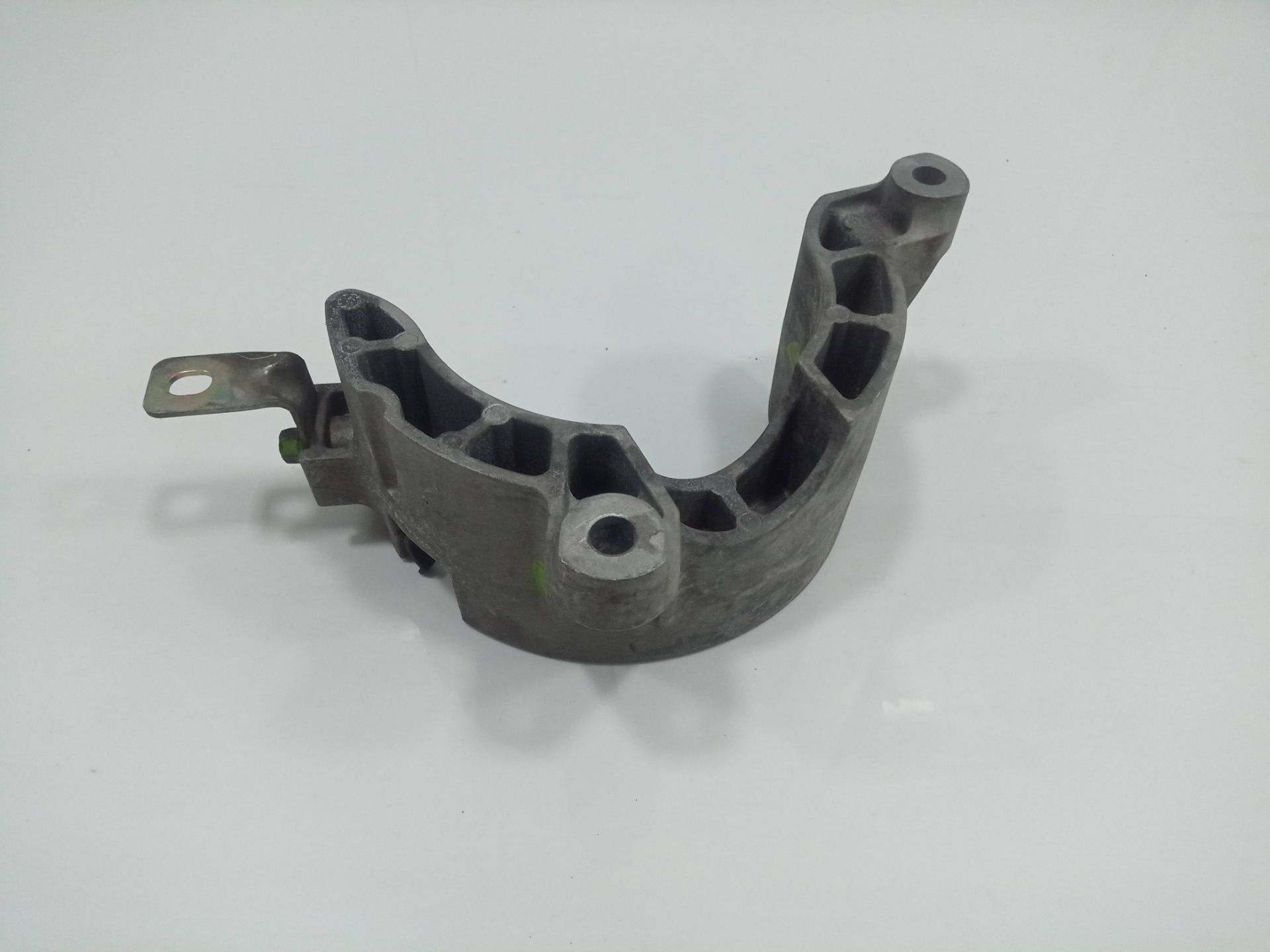 Soporte alternador porsche cayenne (tipo 9pa) s