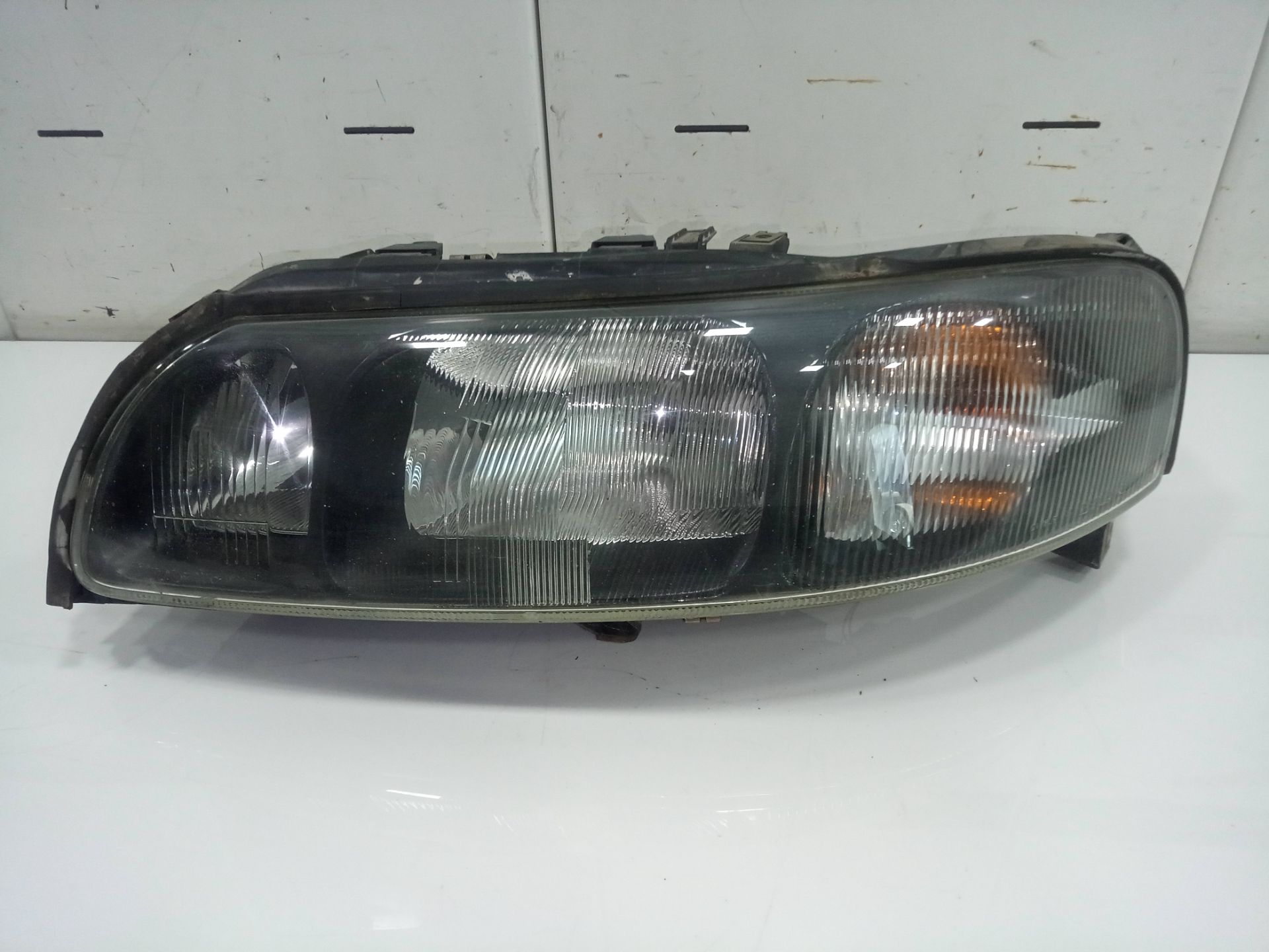 Faro izquierdo volvo s60 berlina 2.4  (103kw)