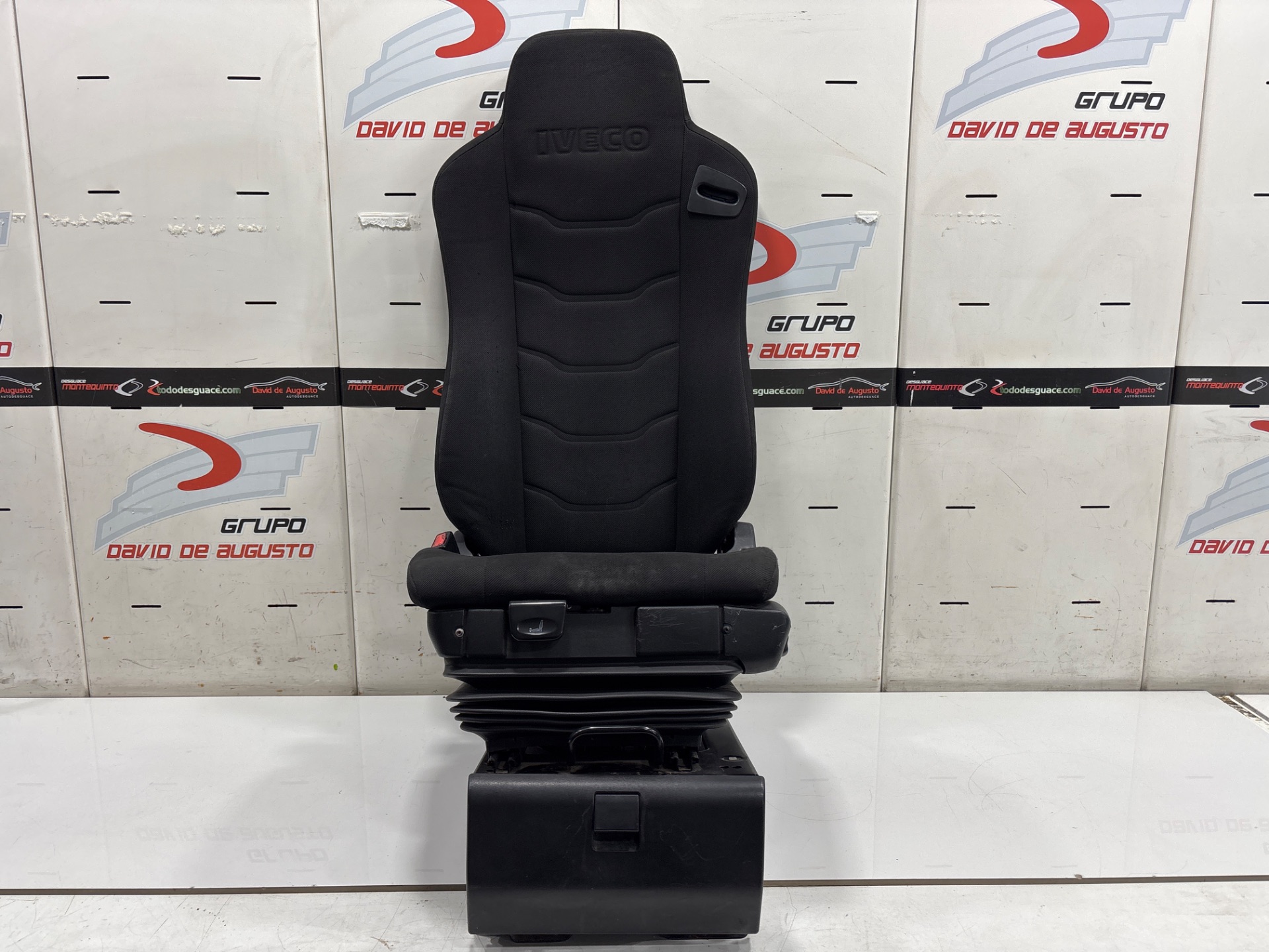 Asiento delantero izquierdo iveco eurocargo volquete 120 e 4x2 cabina dobl