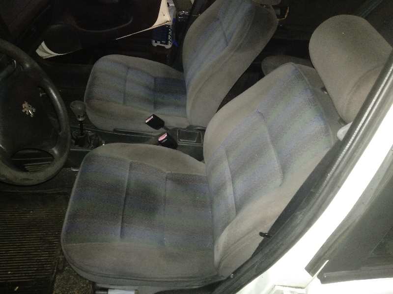 Asiento delantero izquierdo básico