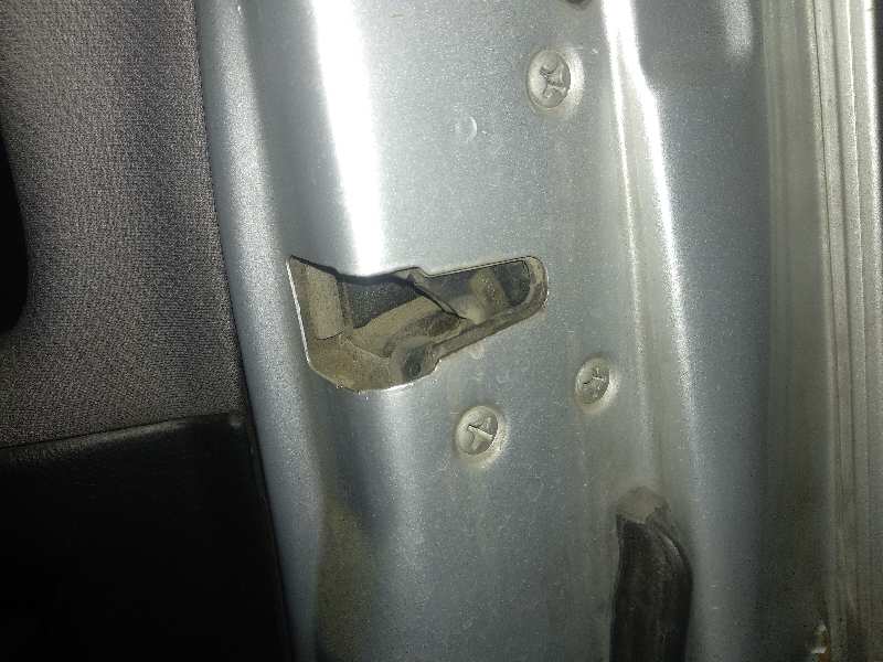 Cerradura puerta delantera derecha nissan primera berlina (p12) acenta