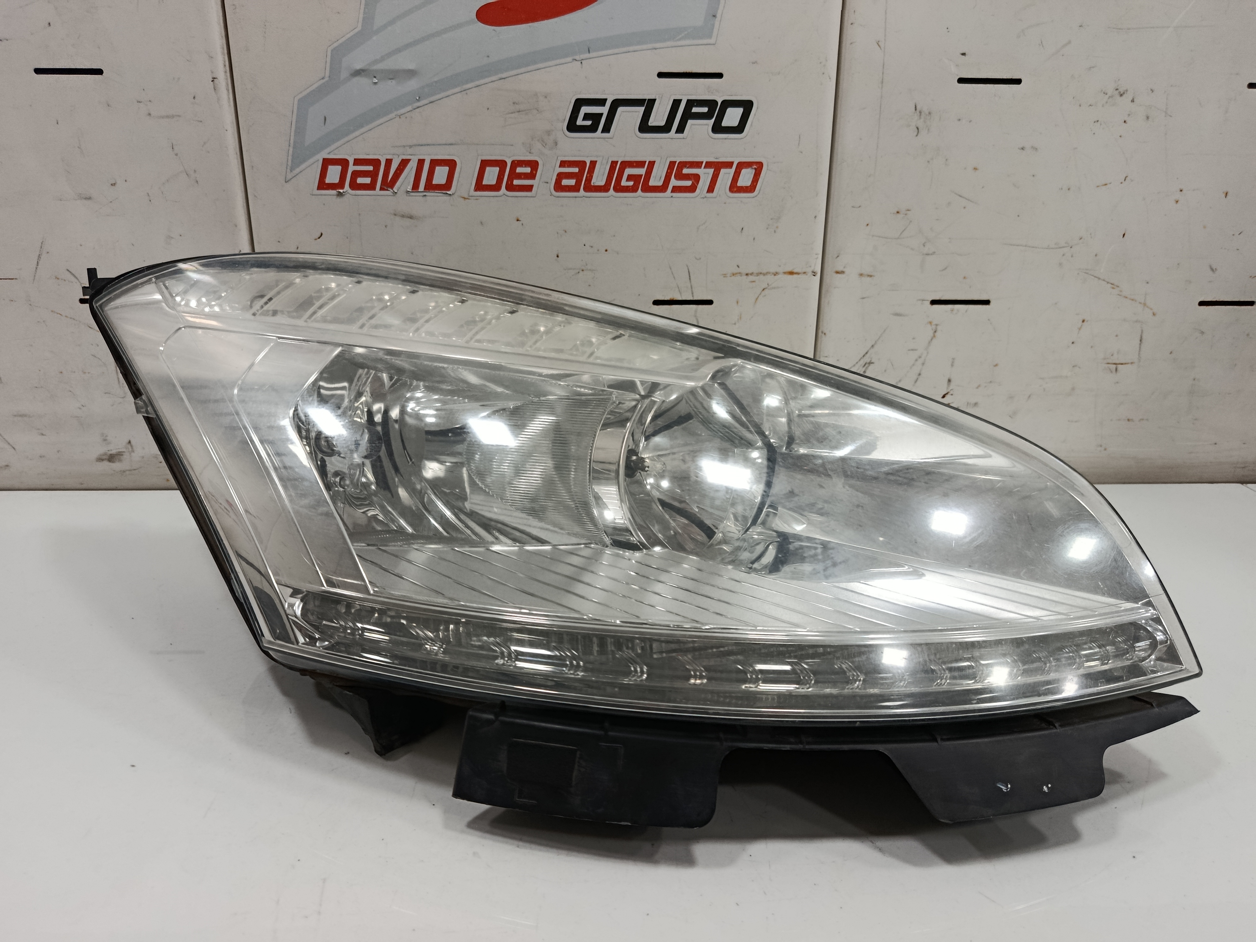 Faro derecho citroen c4 picasso millenium