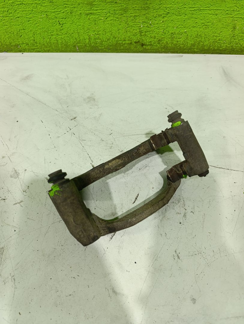 Soporte pinza freno delantero izquierdo mitsubishi montero (v60v70) 3.2 did glx hunter (5ptas.)