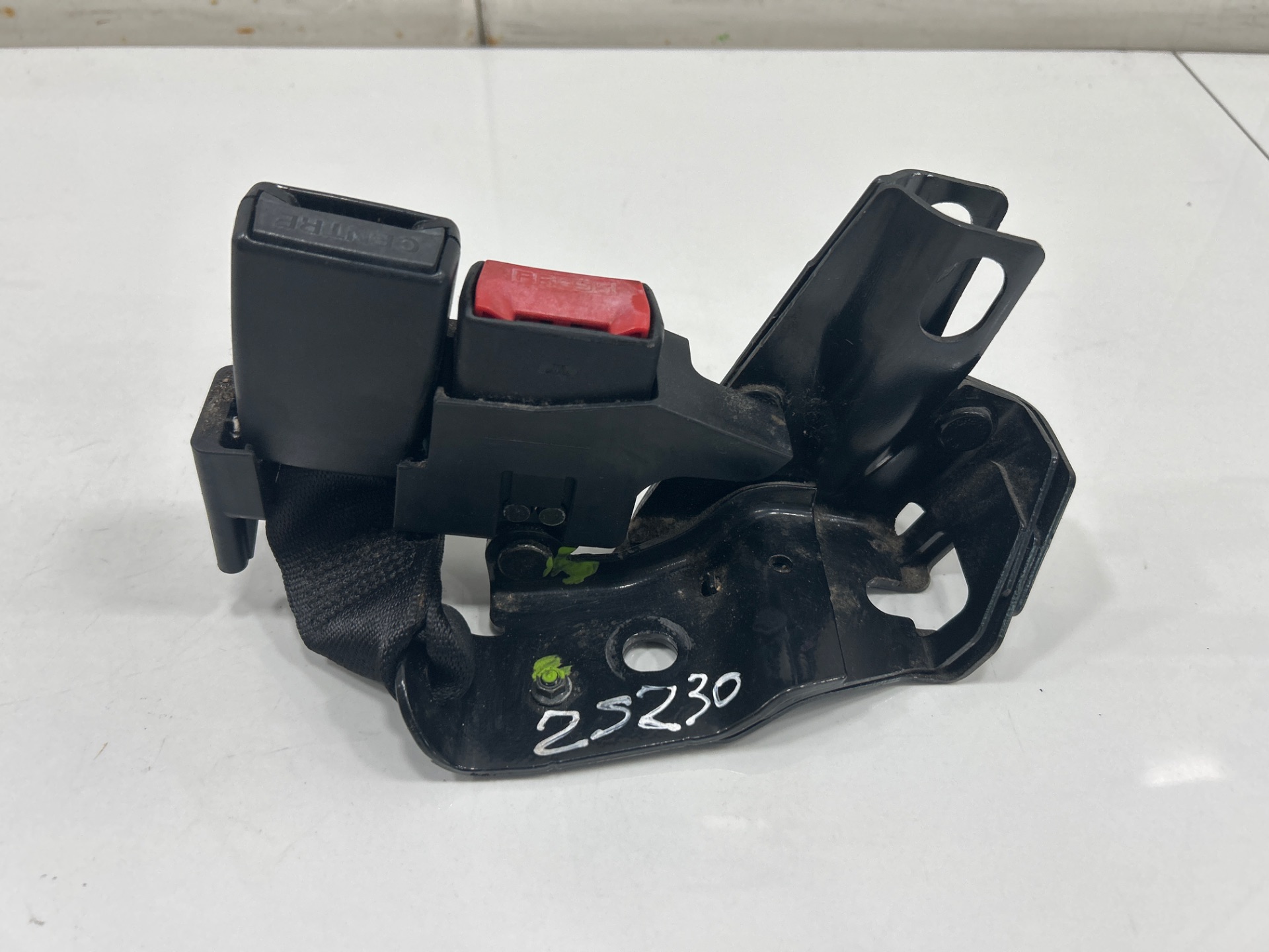 Anclaje cinturon trasero izquierdo renault clio iii confort dynamique
