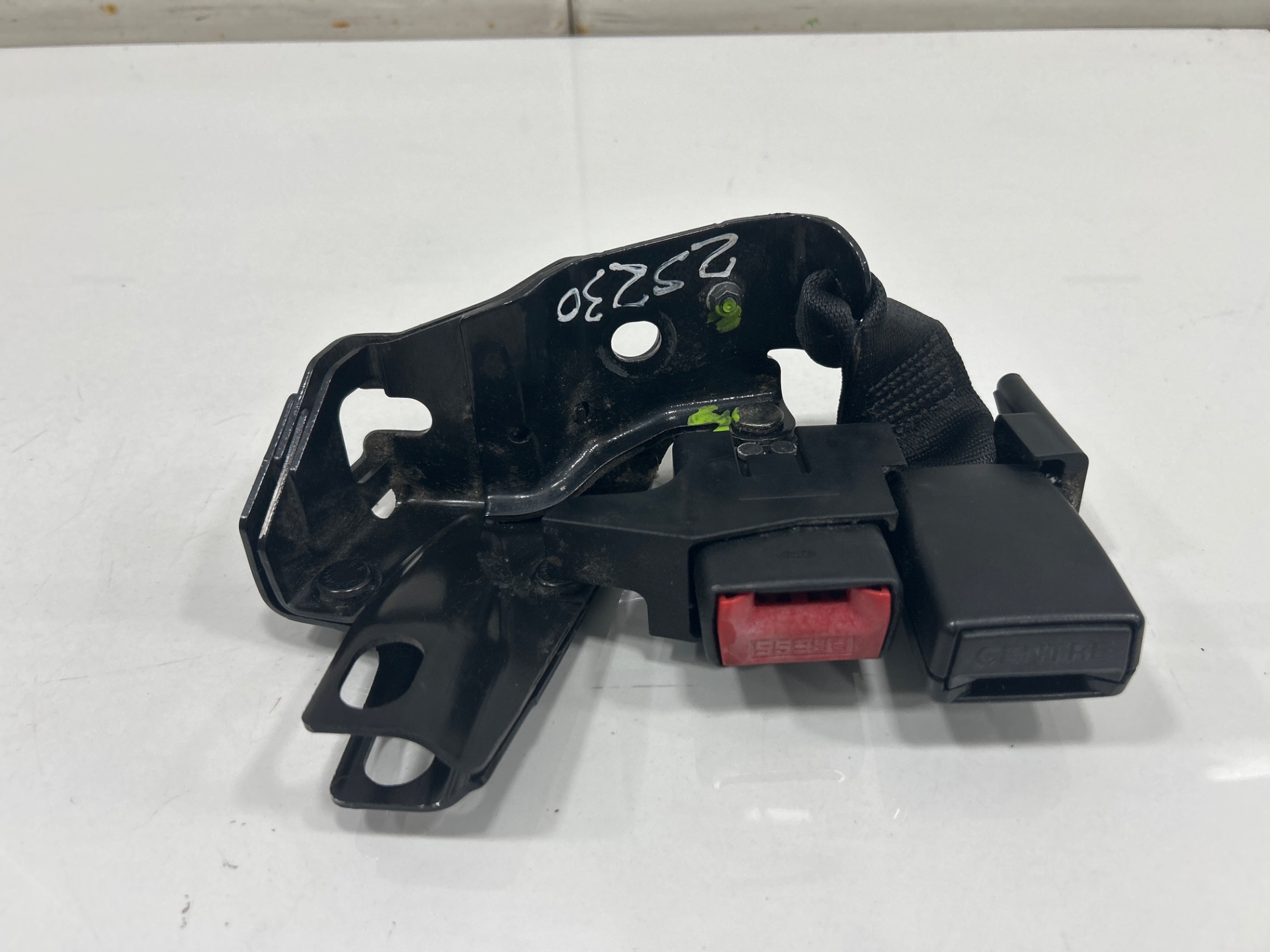 Anclaje cinturon trasero izquierdo renault clio iii confort dynamique