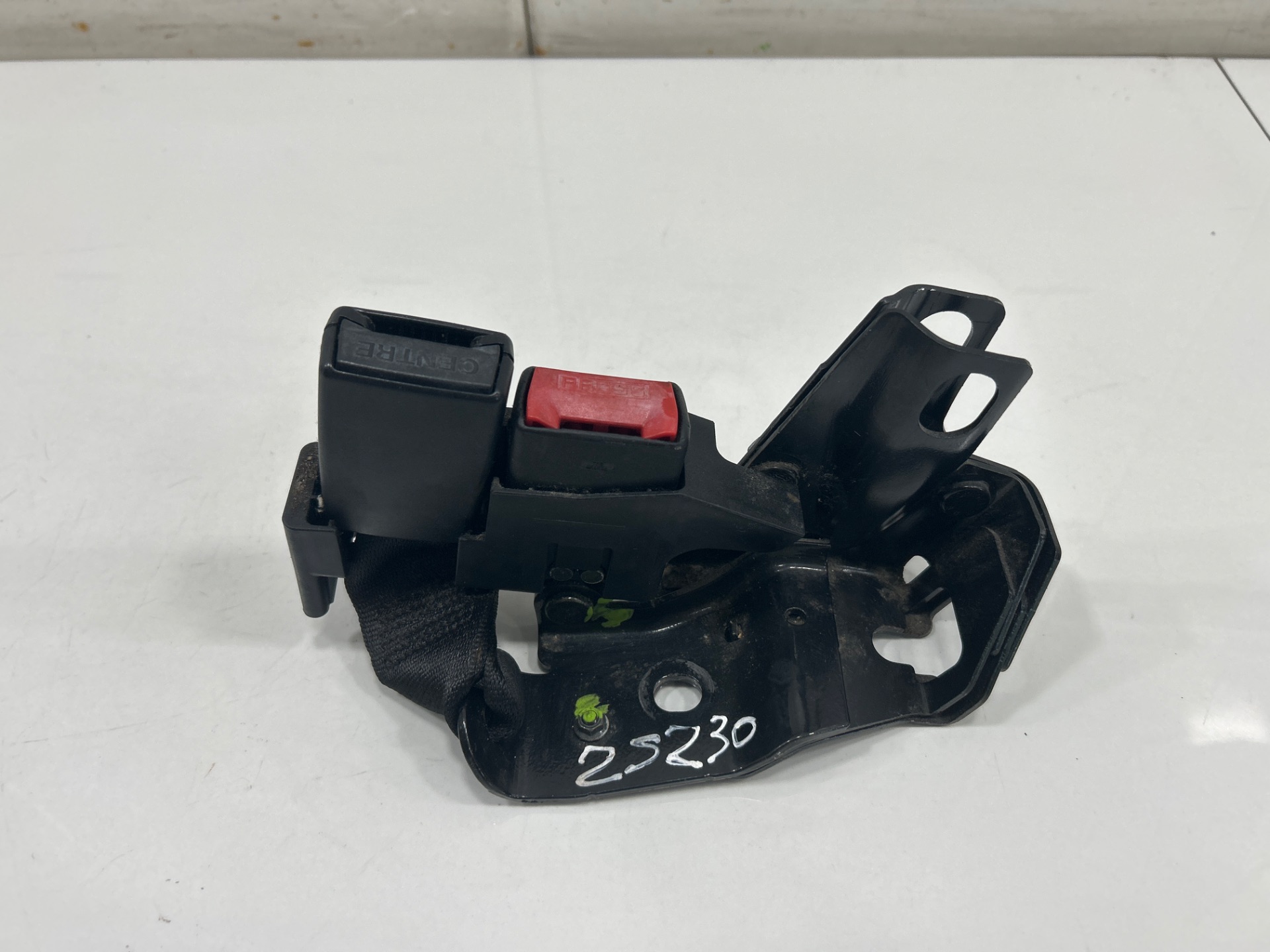 Anclaje cinturon trasero izquierdo renault clio iii confort dynamique