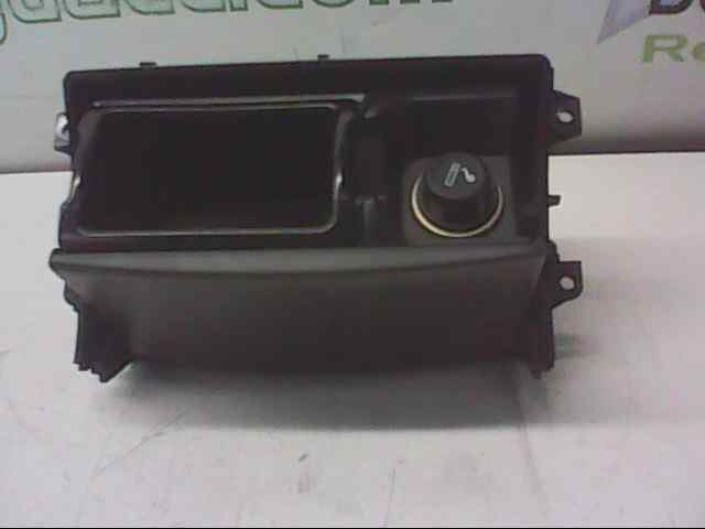  cenicero   toyota avensis berlina (t25) 2.0 d4-d executive sedan (4-ptas) 2.0 turbodiesel cat