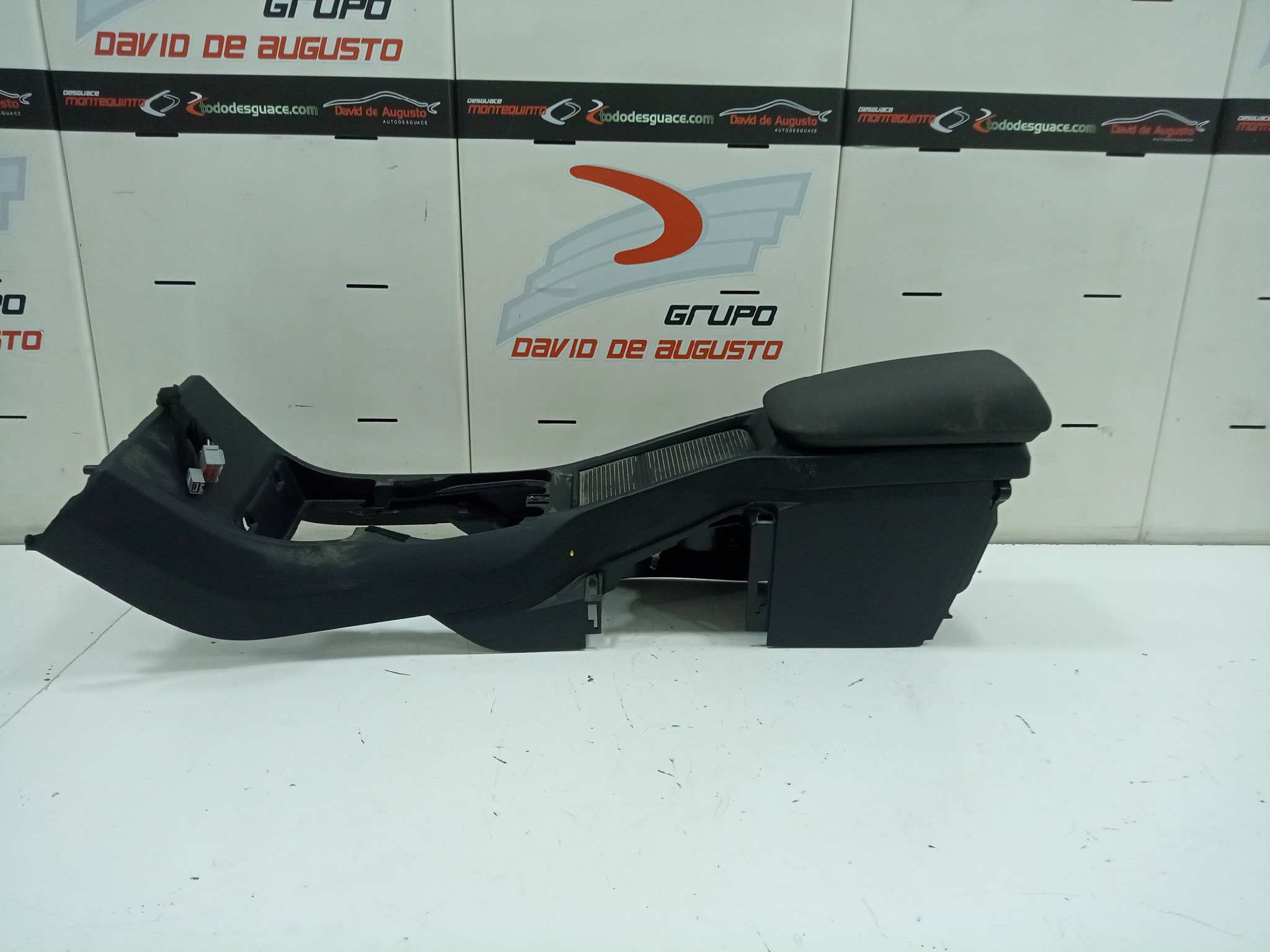  apoyabrazos central   volvo v40 r-design kinetic 1.6 diesel cat