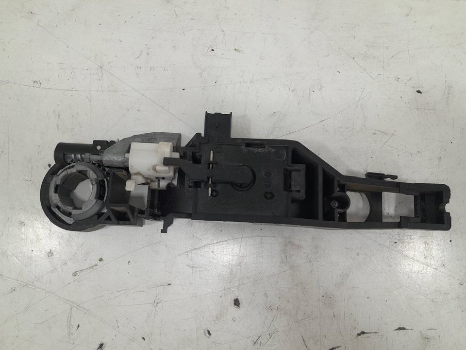 Soporte maneta exterior delantera derecha renault clio iii fastback (200