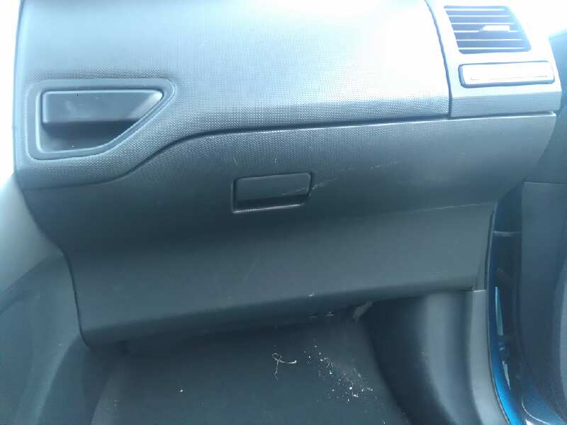  guantera   toyota auris luna+ 1.4 turbodiesel cat