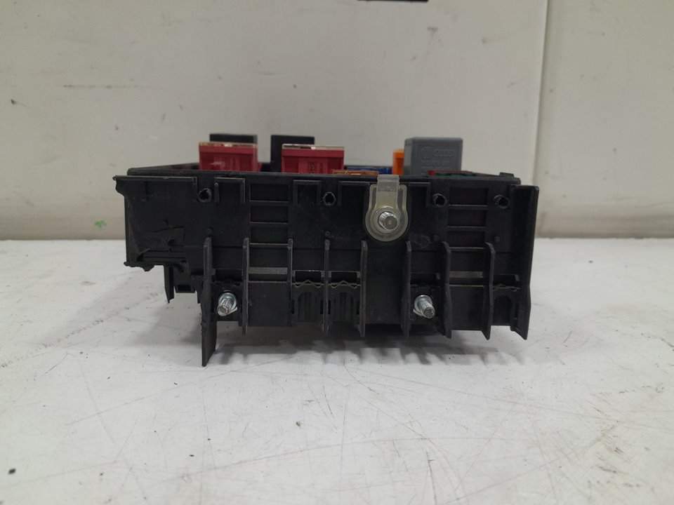 Caja reles / fusibles volkswagen touran monospace (2
