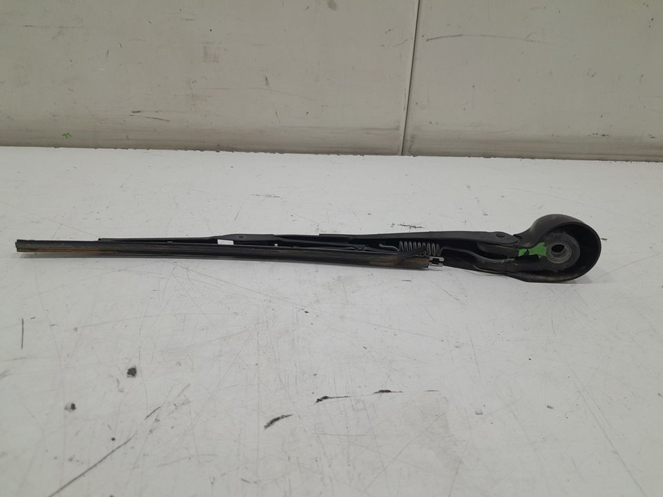 Brazo limpia trasero volkswagen polo fastback (1999