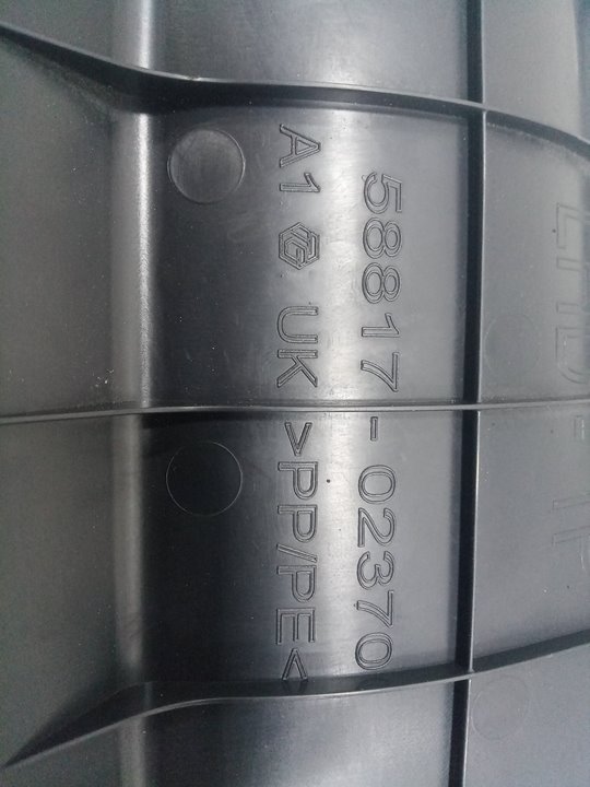 Guarnecido derecho guantera central  toyota corolla (210)    |   ..