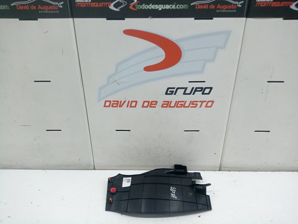 Guarnecido izquierdo guantera central  toyota corolla (210)    |   ..