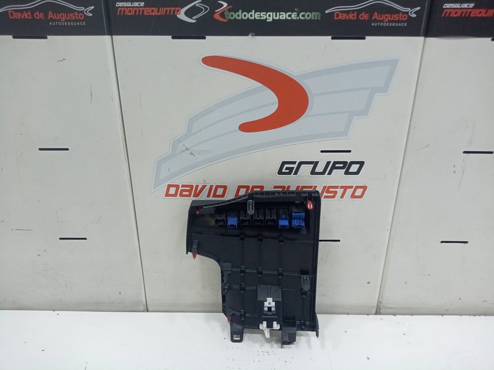 Tapa lateral izquierda guarnecido salpicadero toyota corolla (210)    |   ..