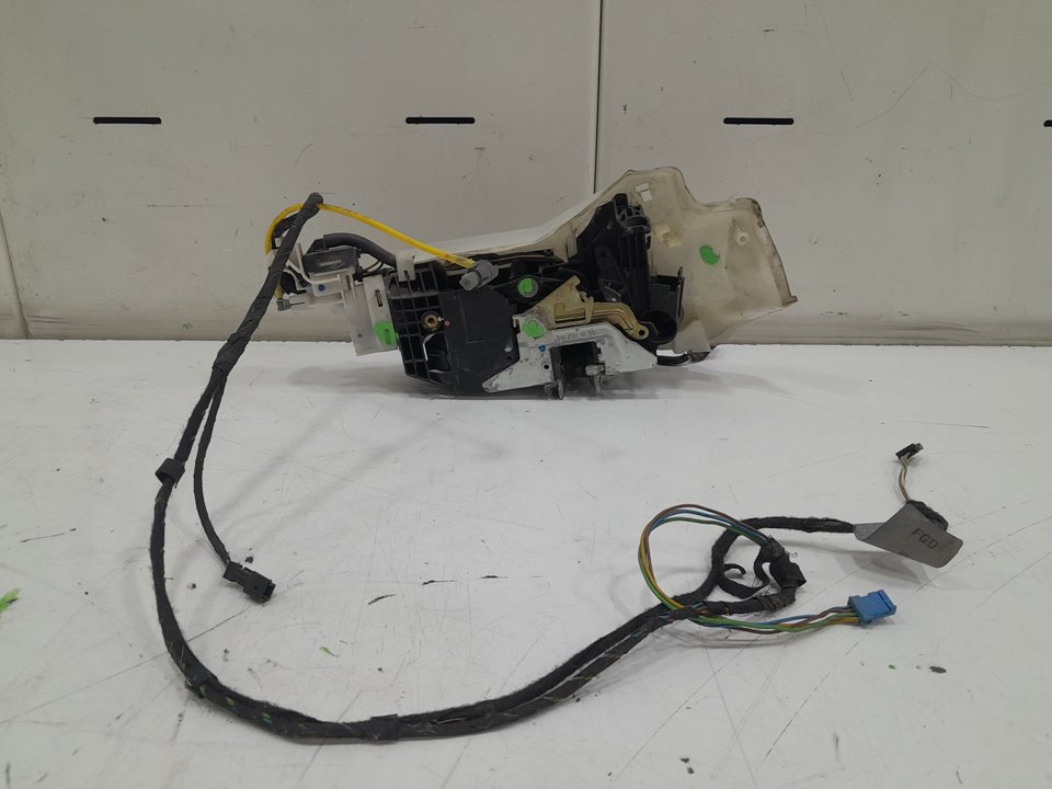 Cerradura puerta delantera derecha 