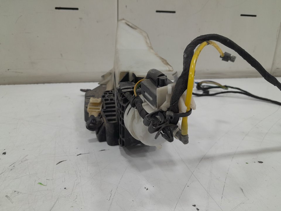 Cerradura puerta delantera derecha 