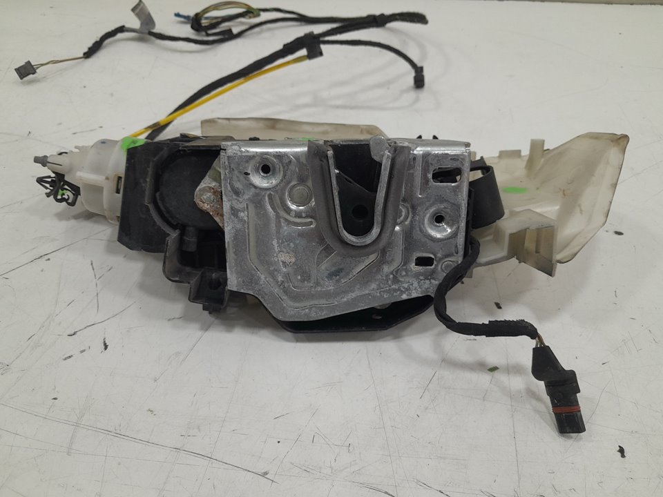 Cerradura puerta delantera derecha 