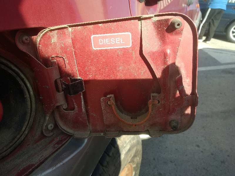 Tapa exterior combustible nissan terrano ii 2.7 tdi 4wd