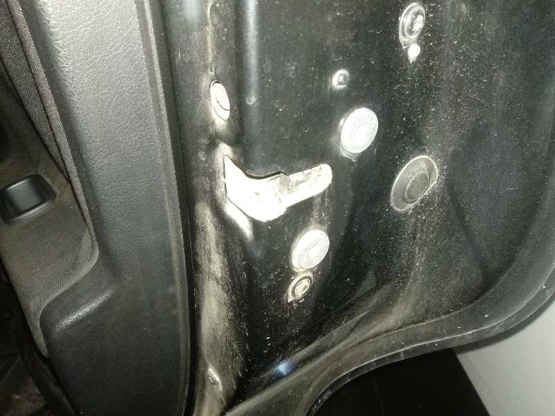 Cerradura puerta trasera derecha peugeot 207 1.4 hdi