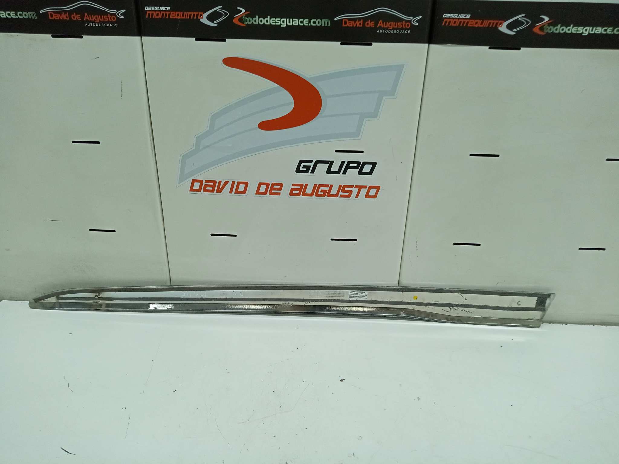 Moldura puerta  delantera derecha citroen ds3 base      09.09 
