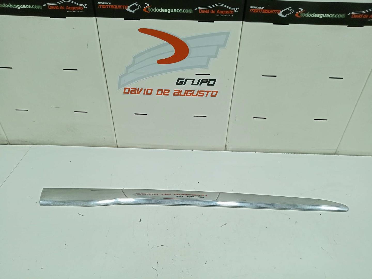 Moldura puerta  delantera derecha citroen ds3 base      09.09 
