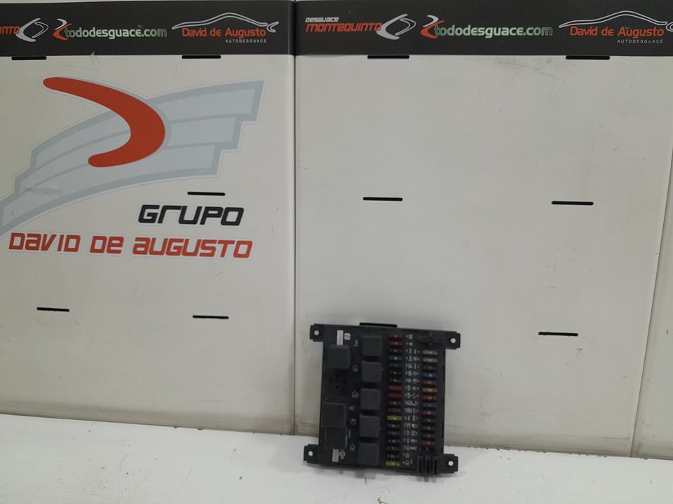 Caja reles / fusibles nissan atleon.110 110.56     