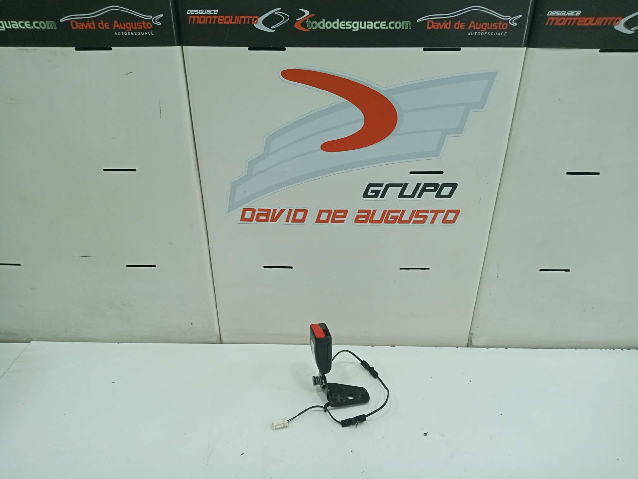 Anclaje cinturon trasero derecho chrysler gran voyager  rg    