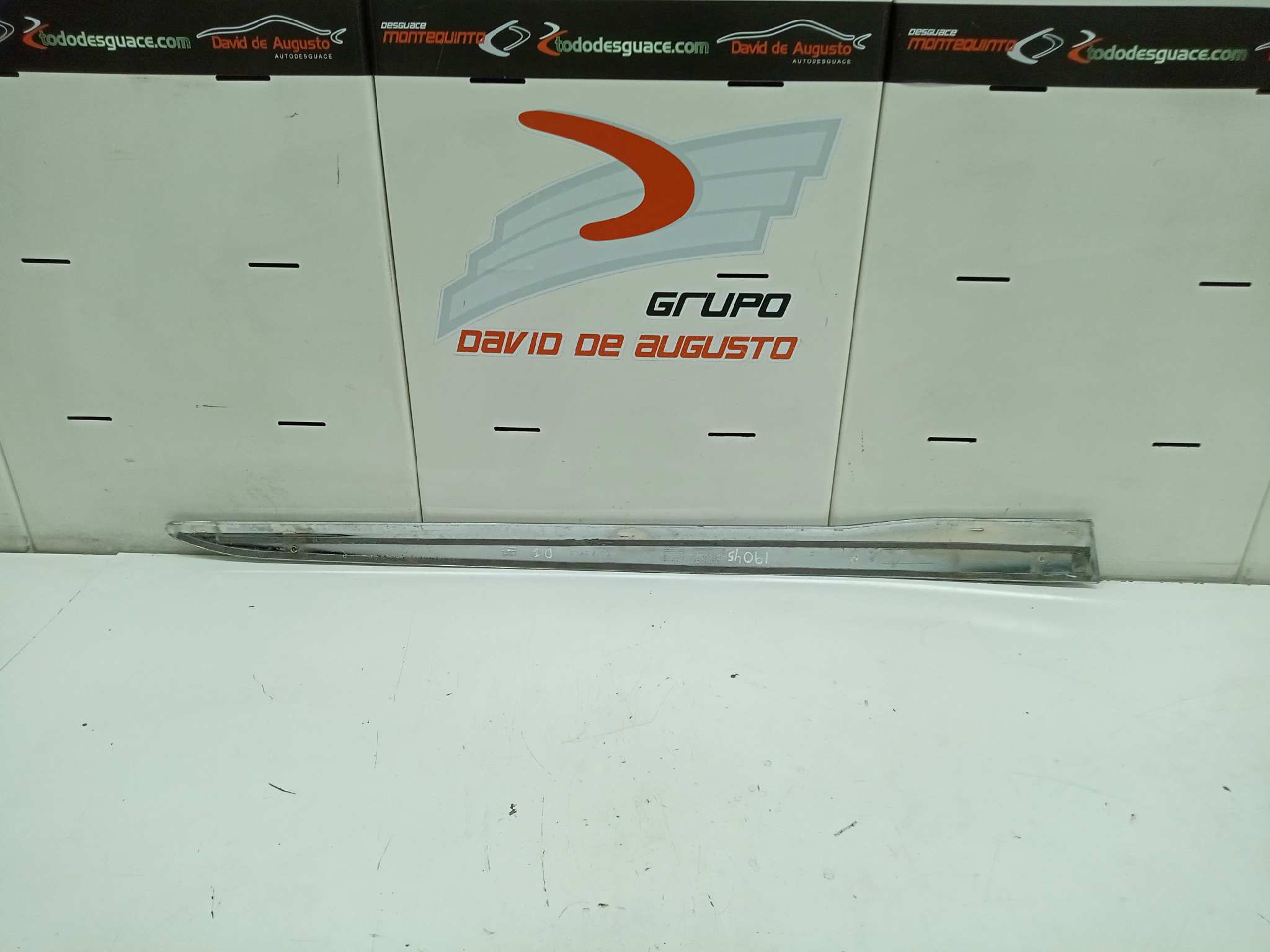 Moldura puert delantera izquierda citroen ds3 base      09.09 