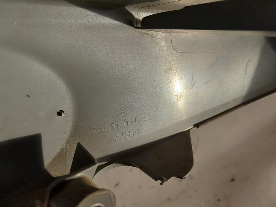 Embellecedor porton trasero toyota auris 1.8 hybrid (zwe150_)