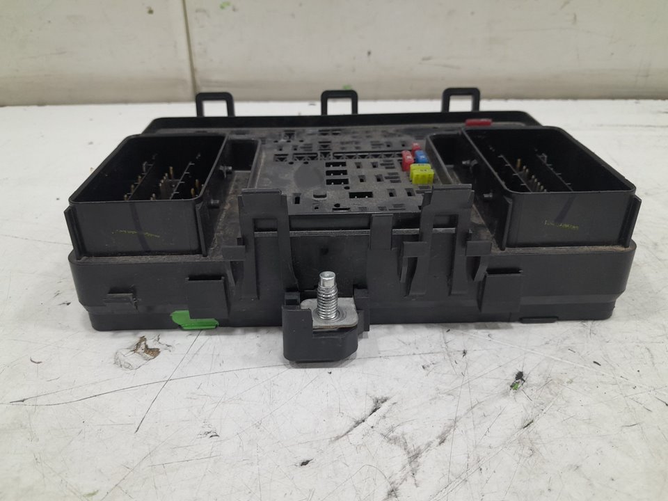 Caja reles / fusibles ford mondeo lim. hybrid stlin